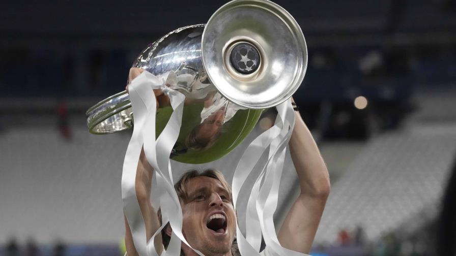 Modric renueva por una temporada más con el Real Madrid Modric renueva por una temporada más con el Real Madrid