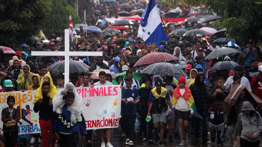 López Obrador justifica despliegue militar ante avance de caravana de 15,000 migrantes
