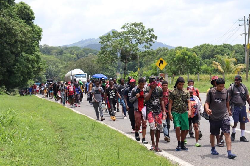 Caravana migrante en pausa a la espera de negociar con autoridades mexicanas