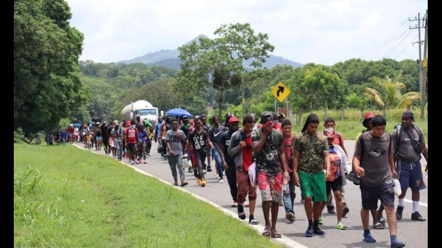Caravana migrante en pausa a la espera de negociar con autoridades mexicanas