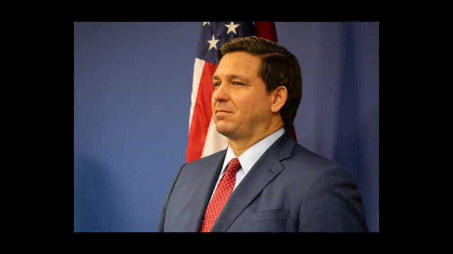 El gobernador de Florida firma una ley de seguridad escolar tras la masacre en una escuela de Texas, EEUU