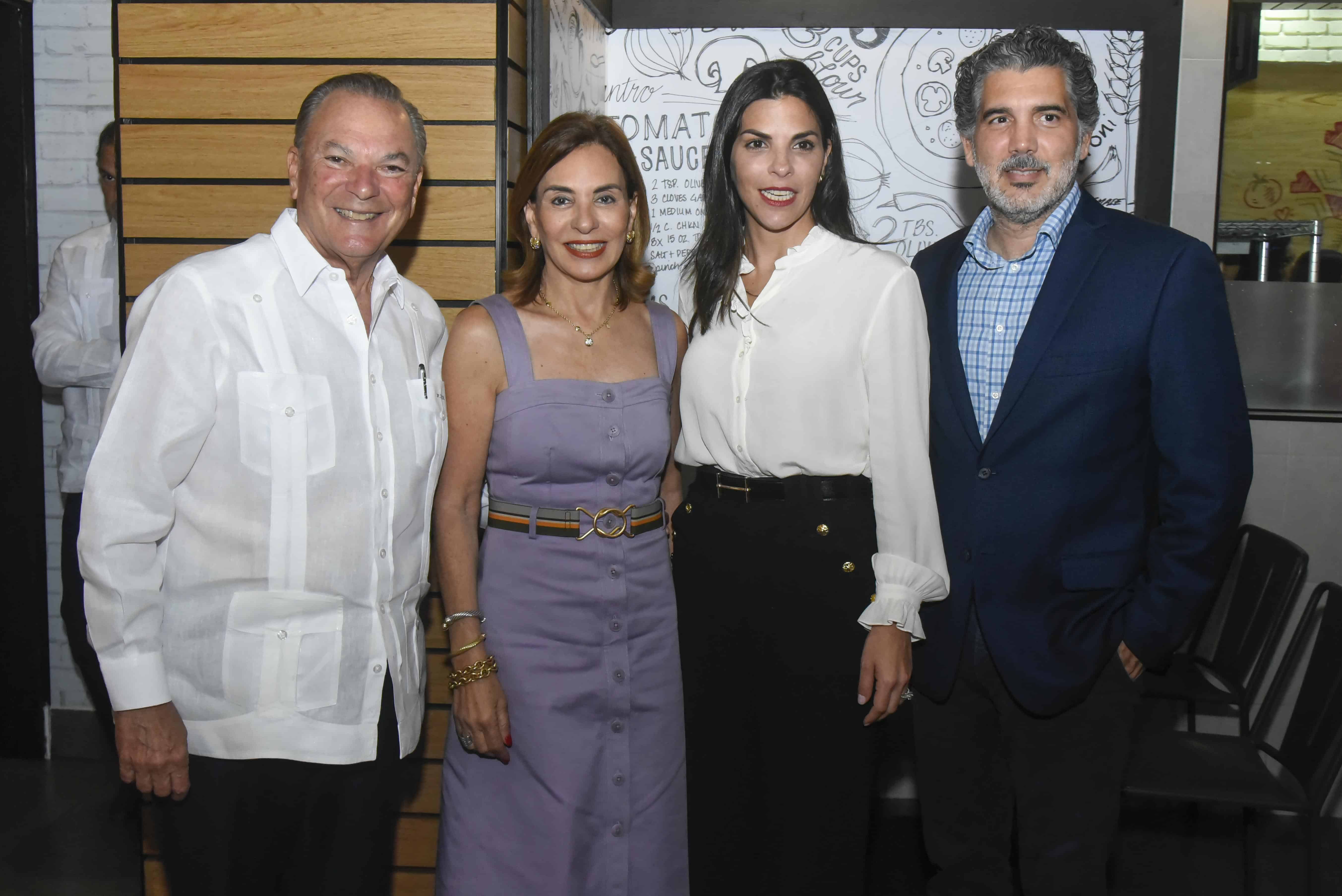 Frank Rainieri, Haydée Rainieri, Francesca Rainieri y Juan Caro.