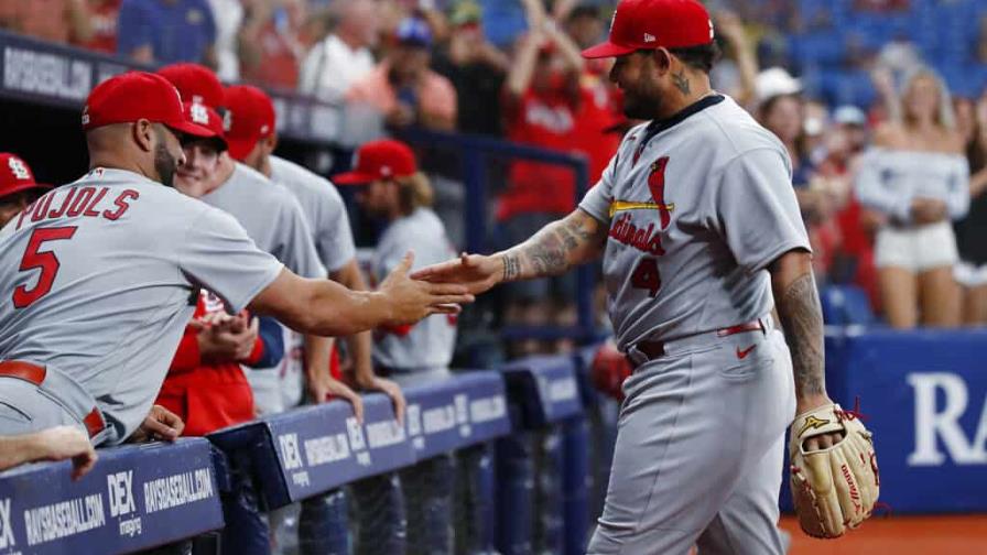 Pujols se divierte con Yadier Molina en el montículo