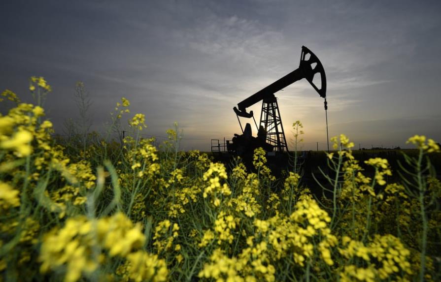 El petróleo de Texas baja un 1.7 % y cierra en 118.93 dólares el barril