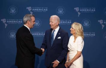 Luis Abinader y Joe Biden intercambian saludos antes de la apertura de la Cumbre de Las Américas