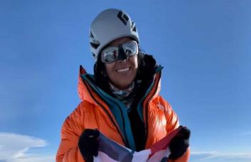 La bandera dominicana ondea en la montaña más alta de América del Norte