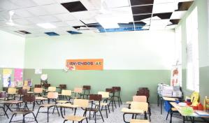 Se desploma parte del plafón de una escuela en Santiago