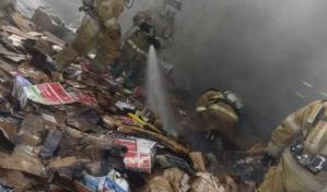 Fuego afectó almacén de cartones en La Vega