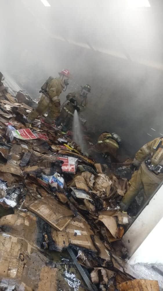 Fuego afectó almacén de cartones en La Vega