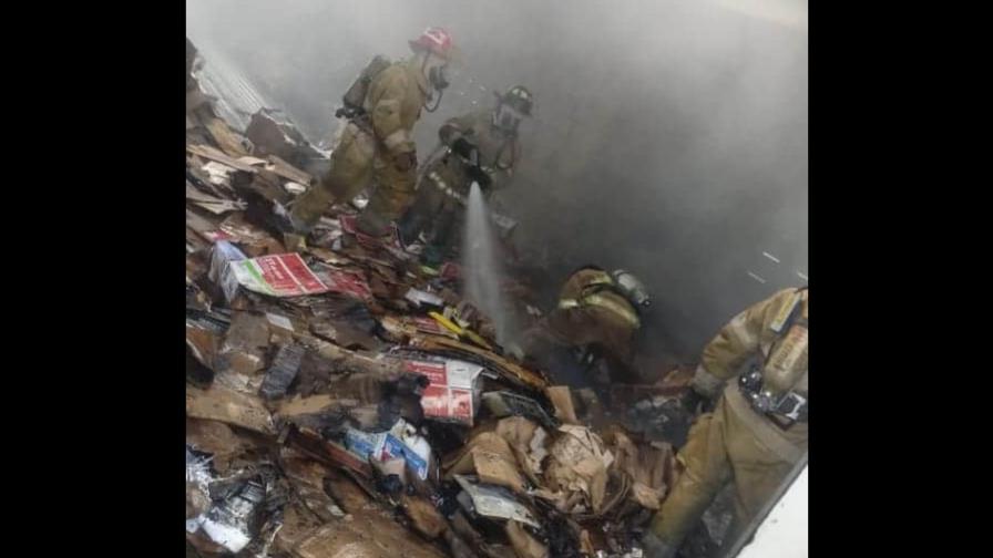 Fuego afectó almacén de cartones en La Vega Fuego afectó almacén de cartones en La Vega