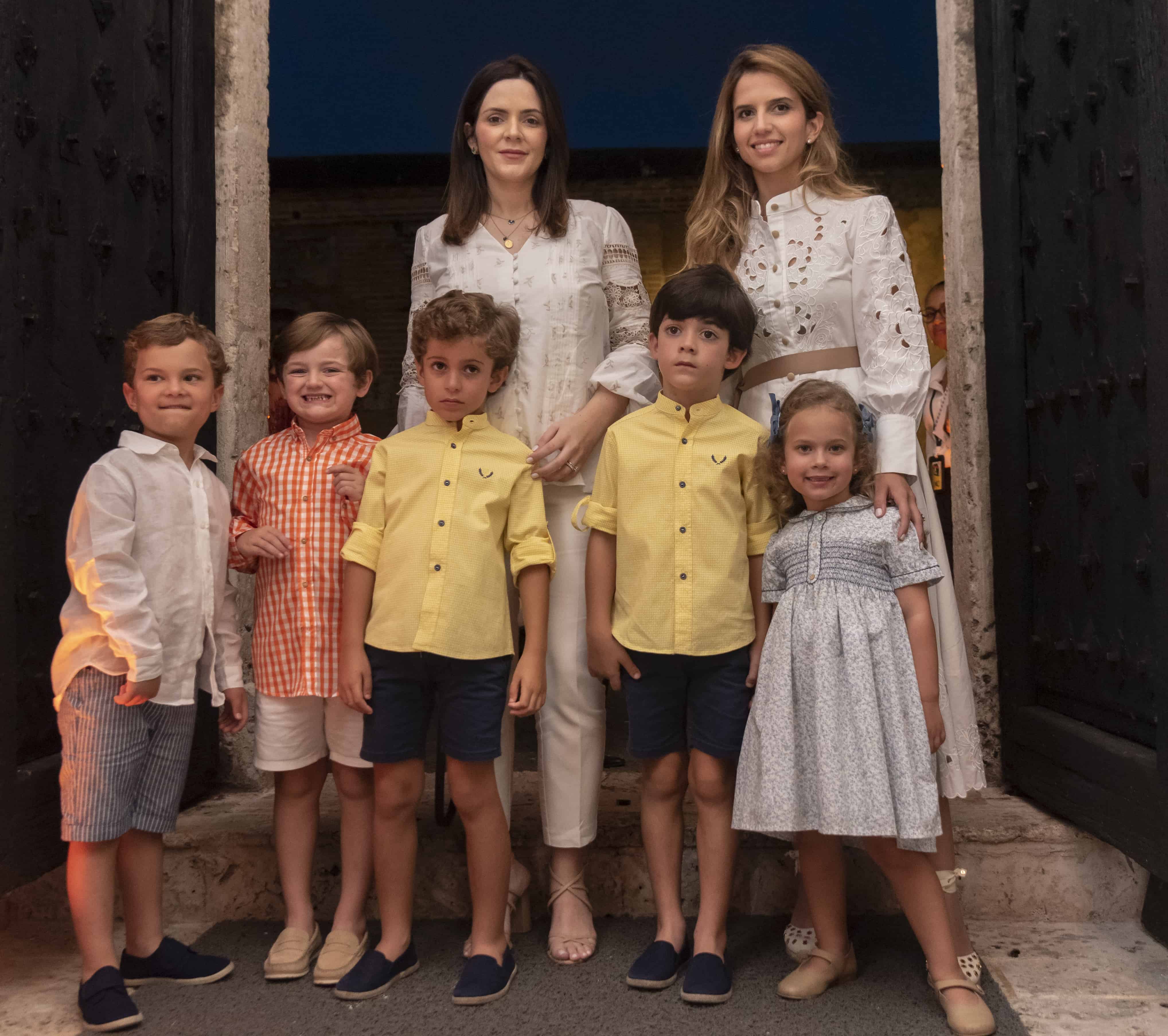 Sara Corripio y Cinthia González, junto a los niños: Manuel Mármol, Mauricio Sánchez, Manuel y Miranda Mármol Pellerano, Javier Pellerano y Miranda Mármol.
