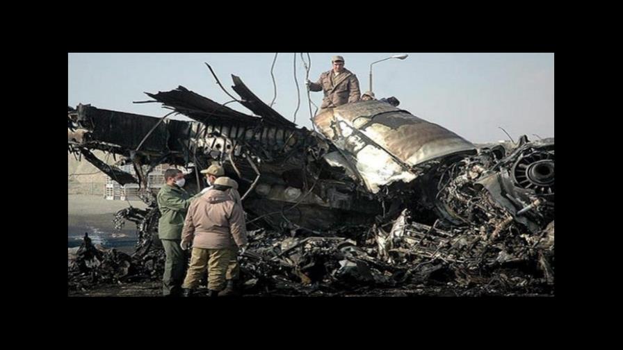 Aumenta a cinco los muertos en accidente de avión militar en California
