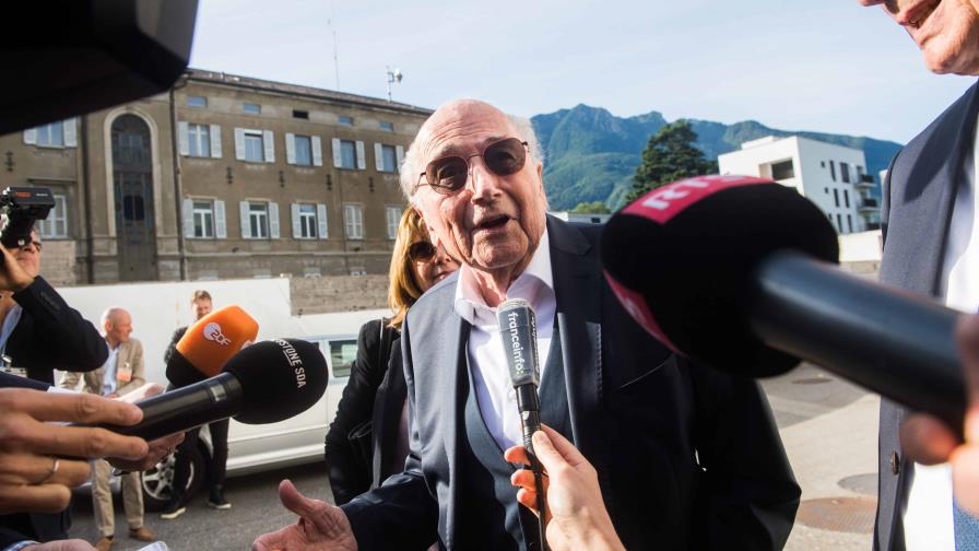 Blatter y Platini reiteran inocencia en testimonio a corte