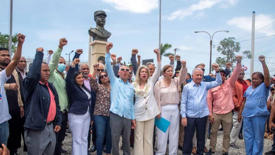 Barrio Los Tres Brazos ahora se llamará Presidente Francisco Alberto Caamaño Deñó Barrio Los Tres Brazos ahora se llamará Presidente Francisco Alberto Caamaño Deñó
