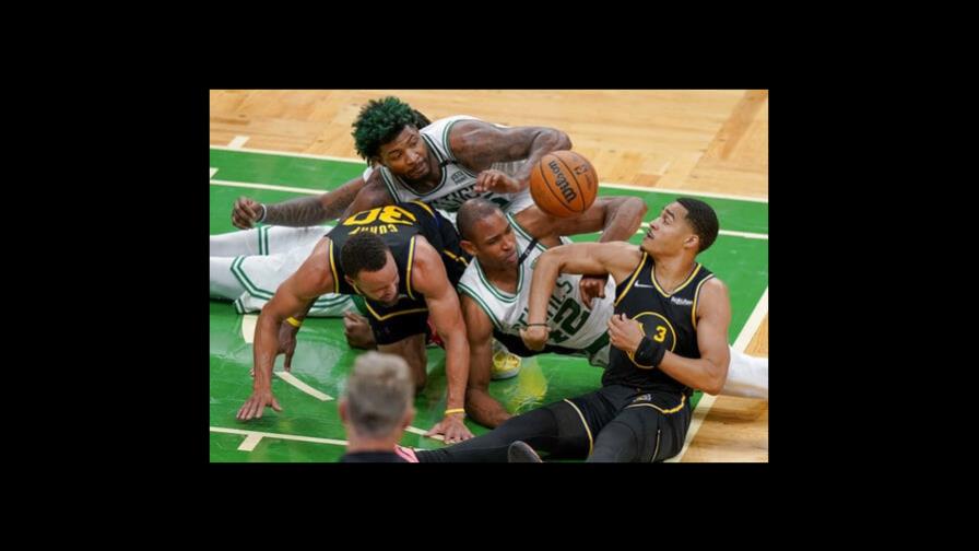 Curry asegura que seguirá jugando a pesar de una lesión