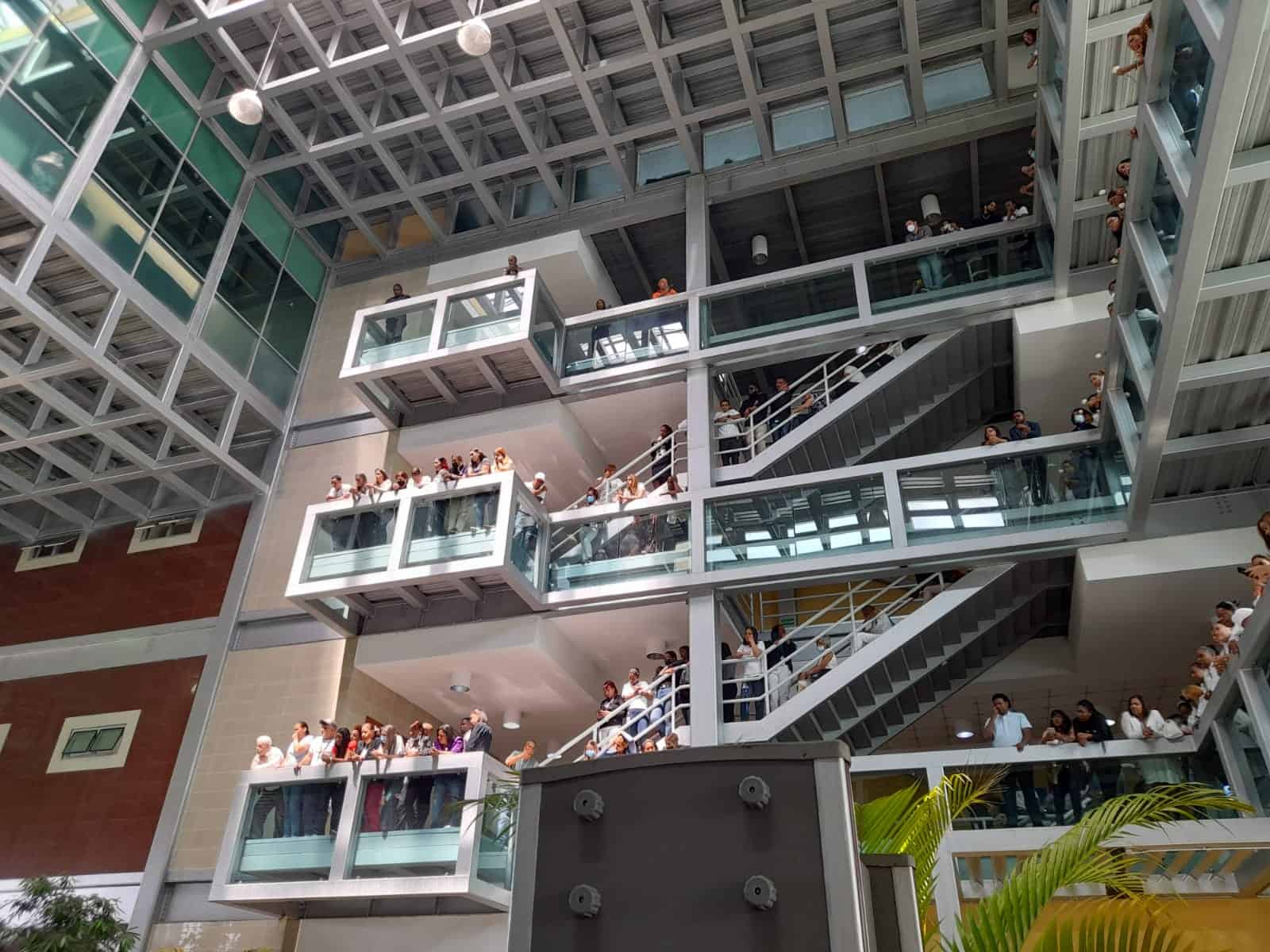 Empleados y familiares durante la misa en el Ministerio de Medio Ambiente.