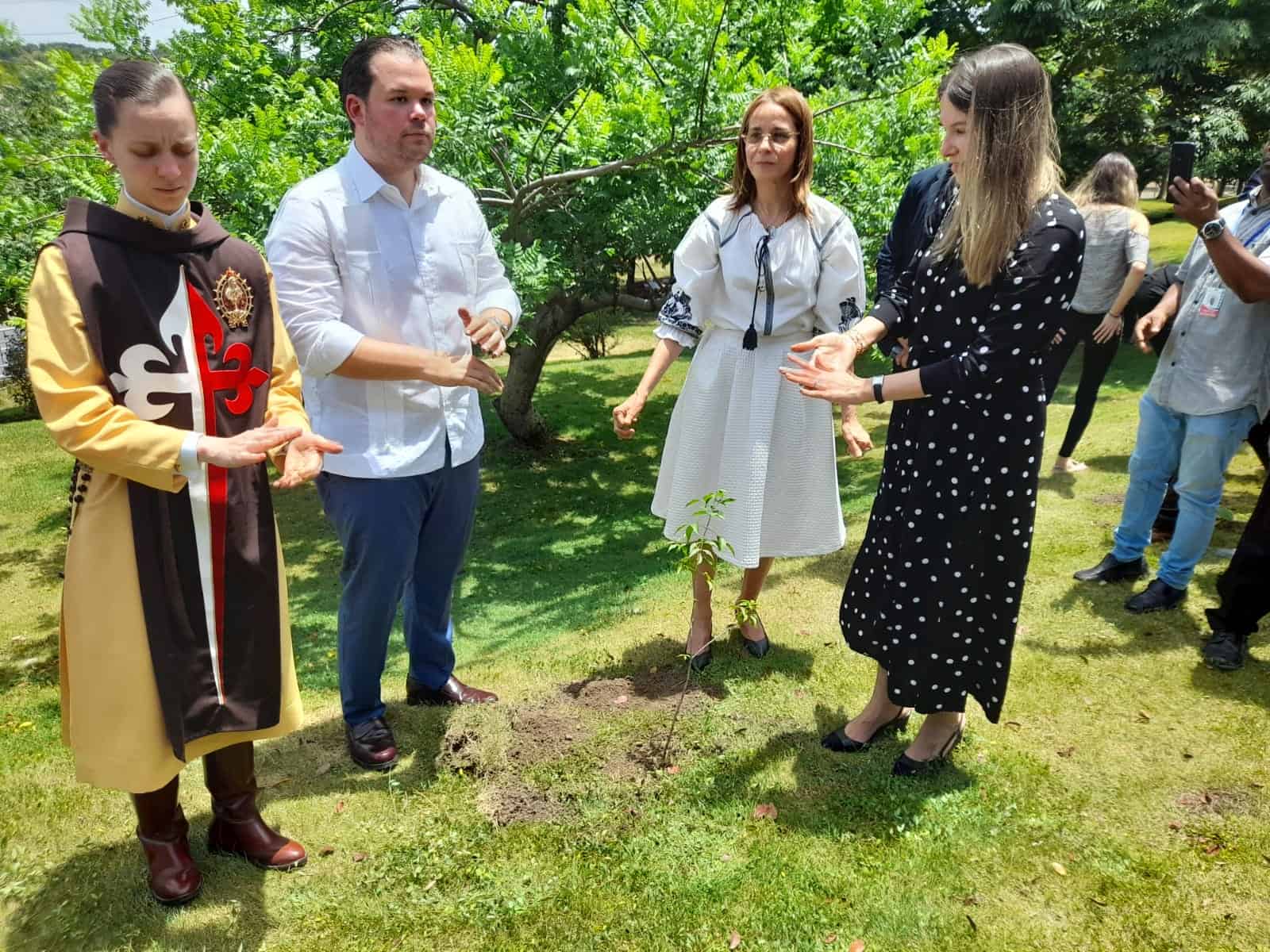 La esposa del fallecido ministro, Patricia Villegas, acompañada de sus hijos Orlando y Patricia Victoria Jorge Villegas, mientras plantaban un árbol. 