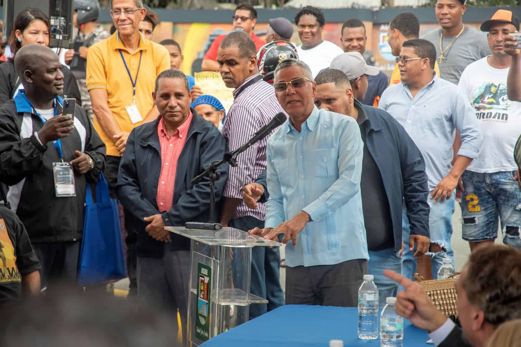 Manuel Jiménez, habla a los participantes en el acto.