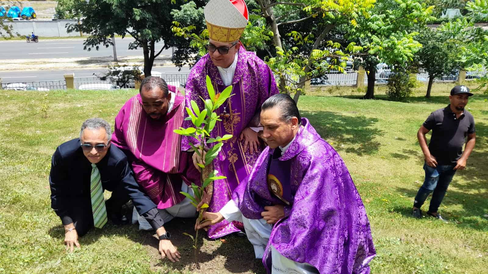 El obispo de La Vega, Héctor Rafael Rodríguez, mientras plantaba un árbol acompañado de otros religiosos. 