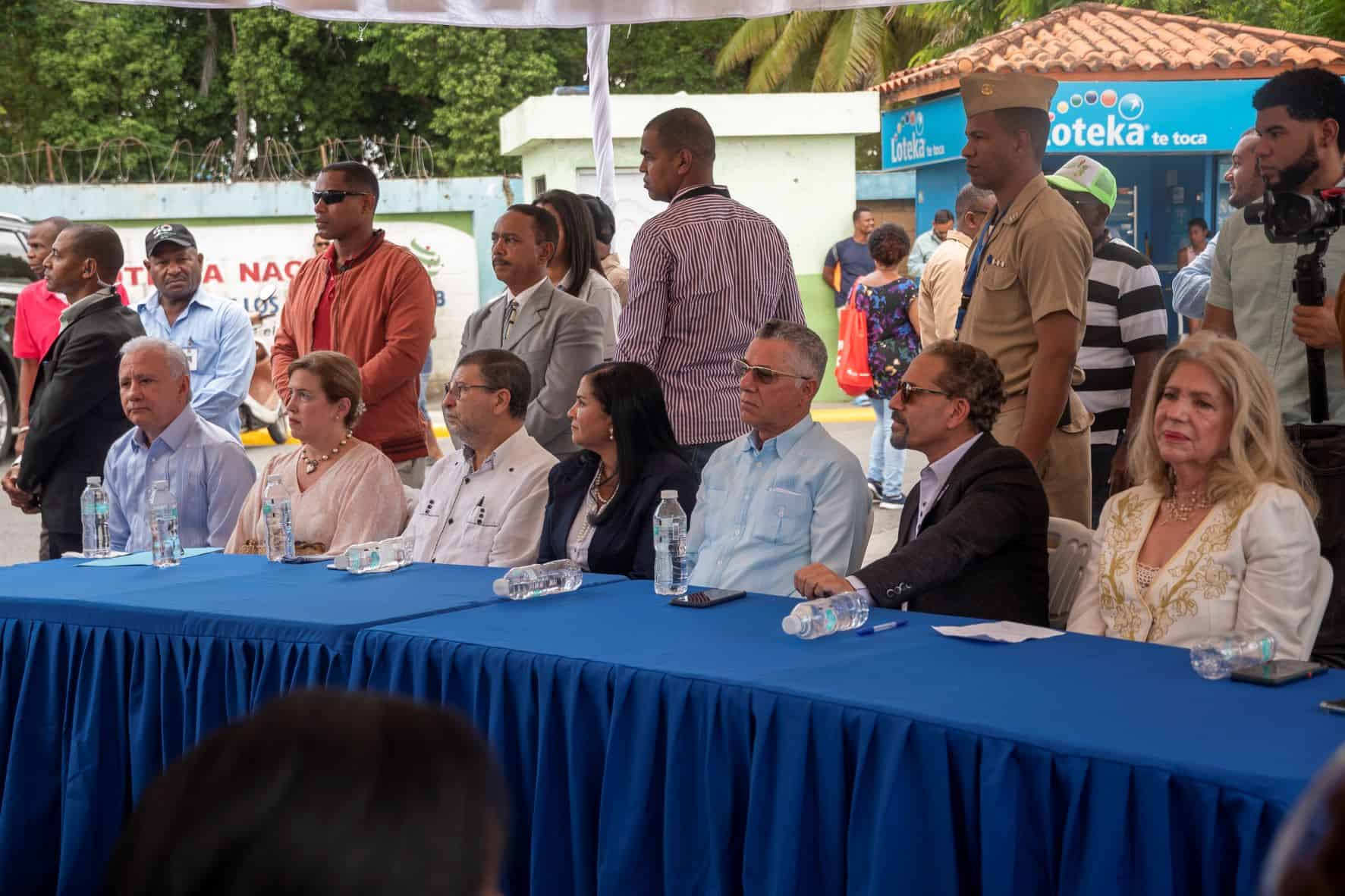Parte de los participantes en el acto .
