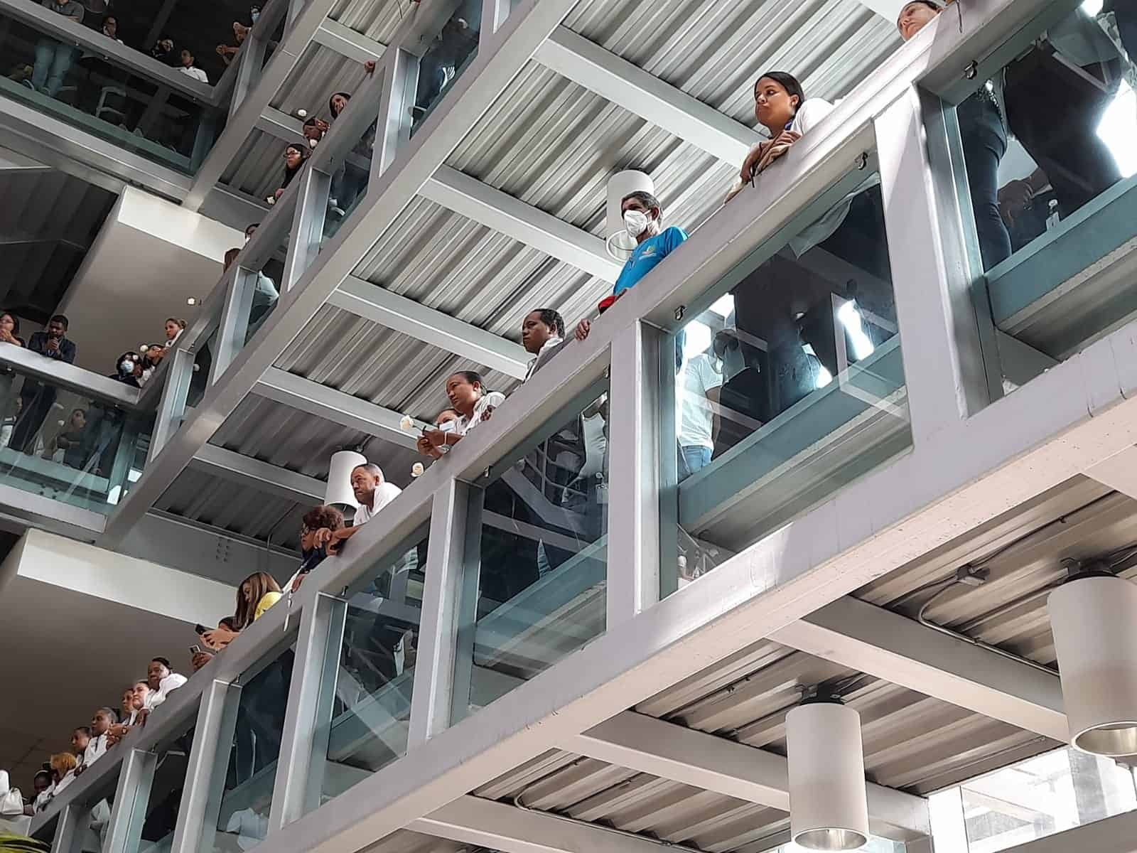 Empleados y familiares durante la misa en el Ministerio de Medio Ambiente.