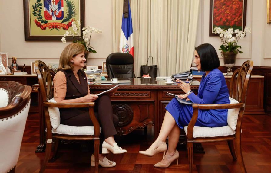 Vicepresidenta y primera dama se reúnen en el Palacio Nacional
