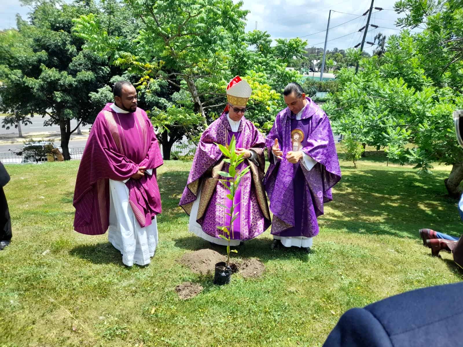 El obispo de La Vega, Héctor Rafael Rodríguez, mientras plantaba un árbol acompañado de otros religiosos. 