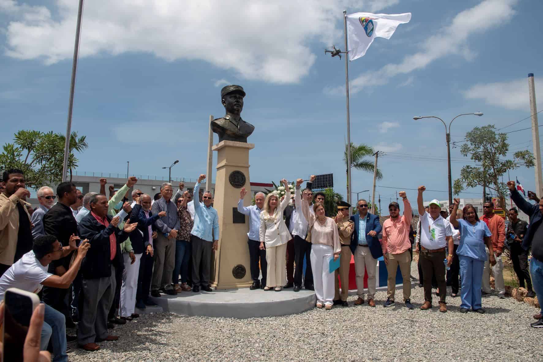 Honor en el busto de Duarte a Caamaño.