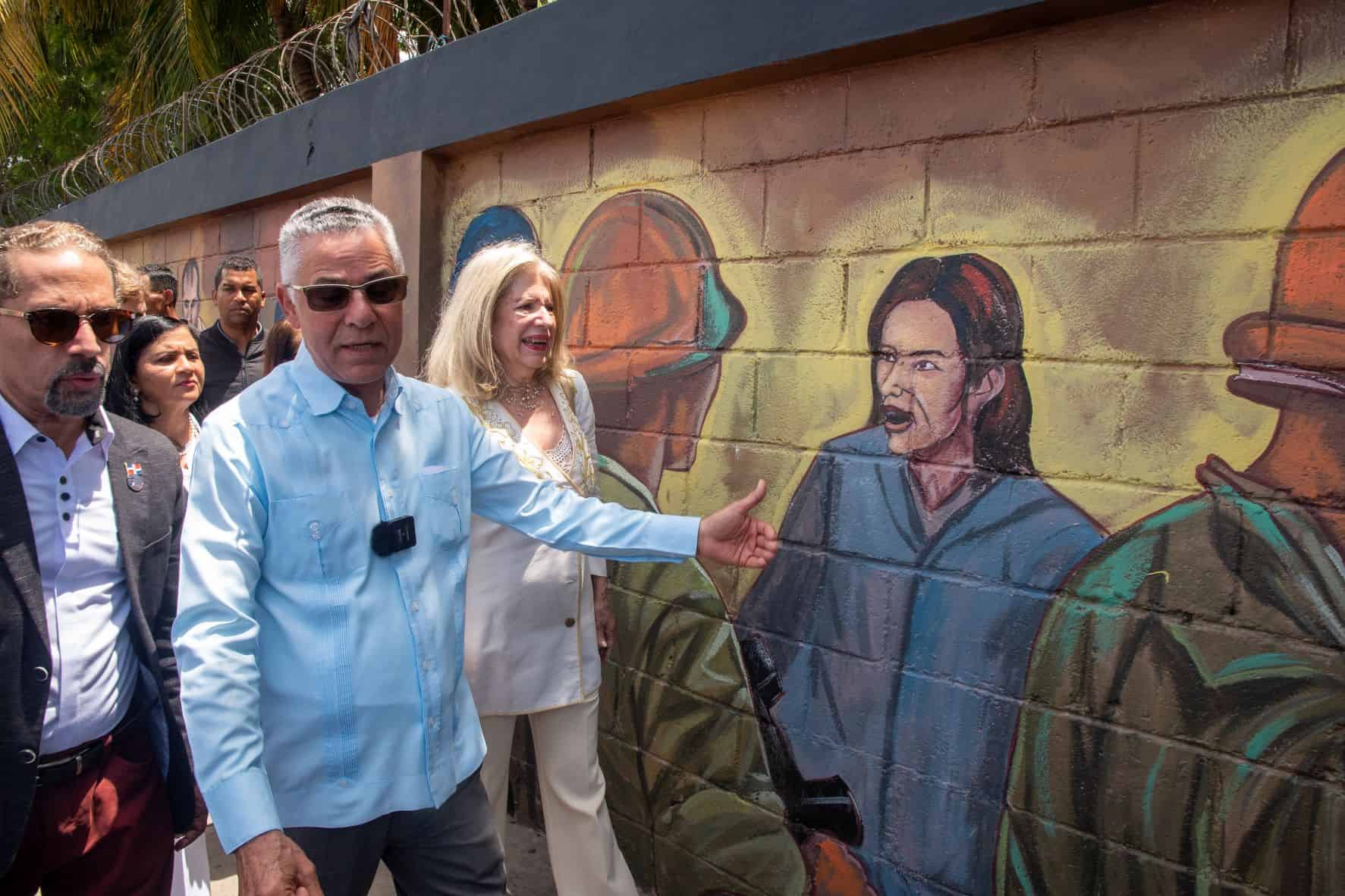 La Plaza incluye murales en el Club de los Billeteros.