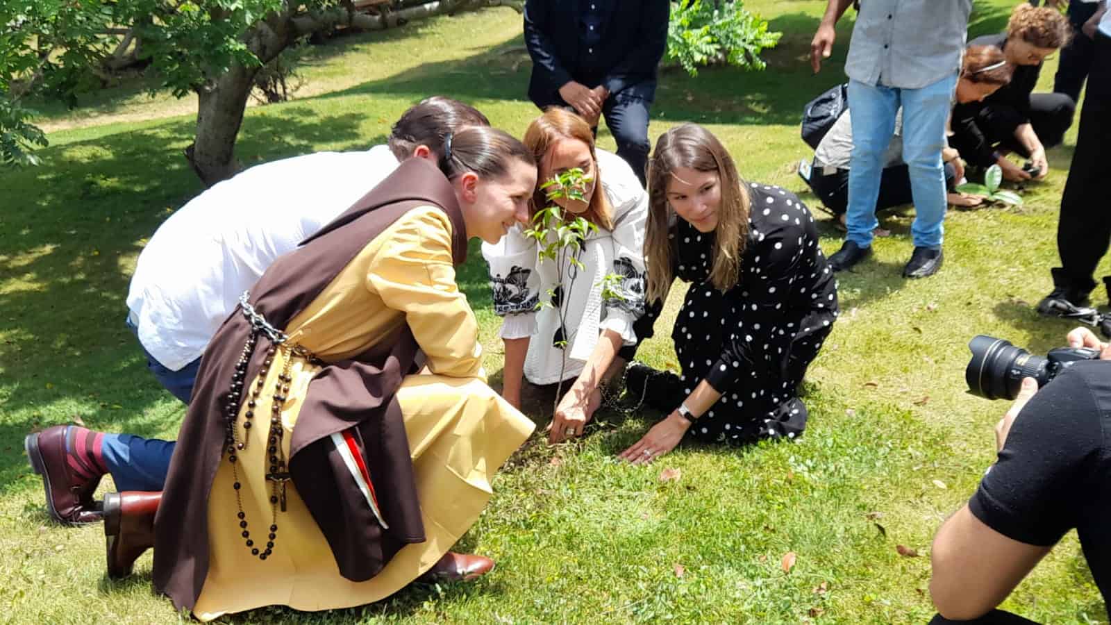 La esposa del fallecido ministro, Patricia Villegas, acompañada de sus hijos Orlando y Patricia Victoria Jorge Villegas, mientras plantaban un árbol. 