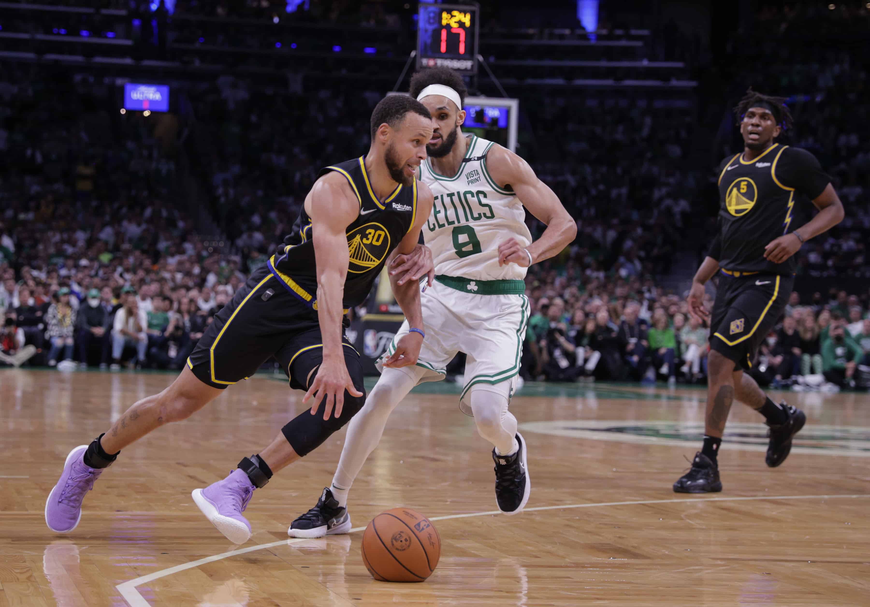 Stephen Curry, de 30 años, de Golden State Warriors, intenta superar a Derrick White, de 9 años, de Boston Celtics, pero recibe una falta durante el segundo cuarto del Juego 4 de las Finales de la NBA de baloncesto, en Boston, Massachusetts, el viernes 10 de junio. , 2022. 