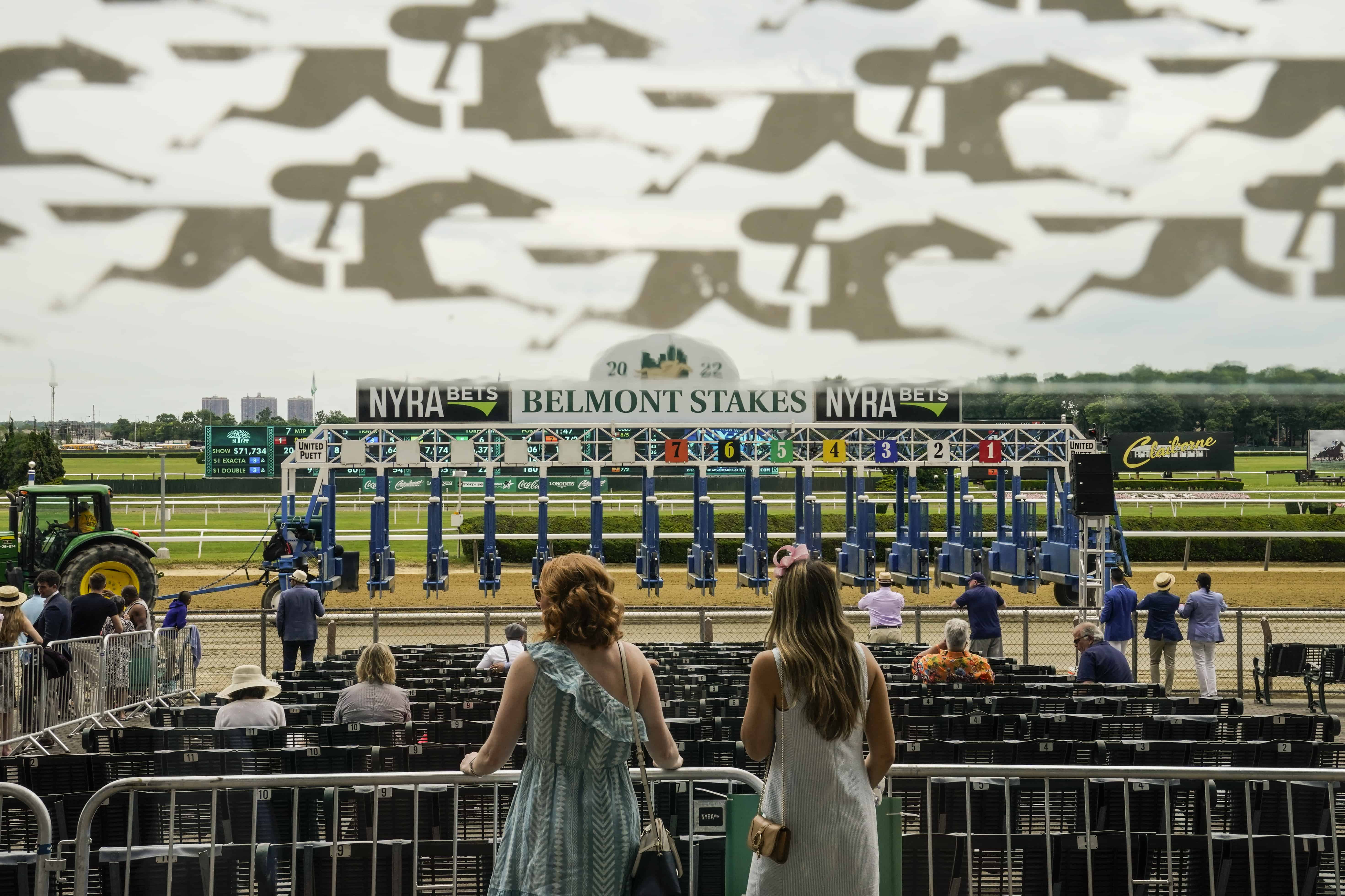 Los espectadores observan la puerta de salida mientras se prepara para una carrera anterior a la carrera número 154 de la carrera de caballos Belmont Stakes, el sábado 11 de junio de 2022 en Belmont Park en Elmont, Nueva York. 