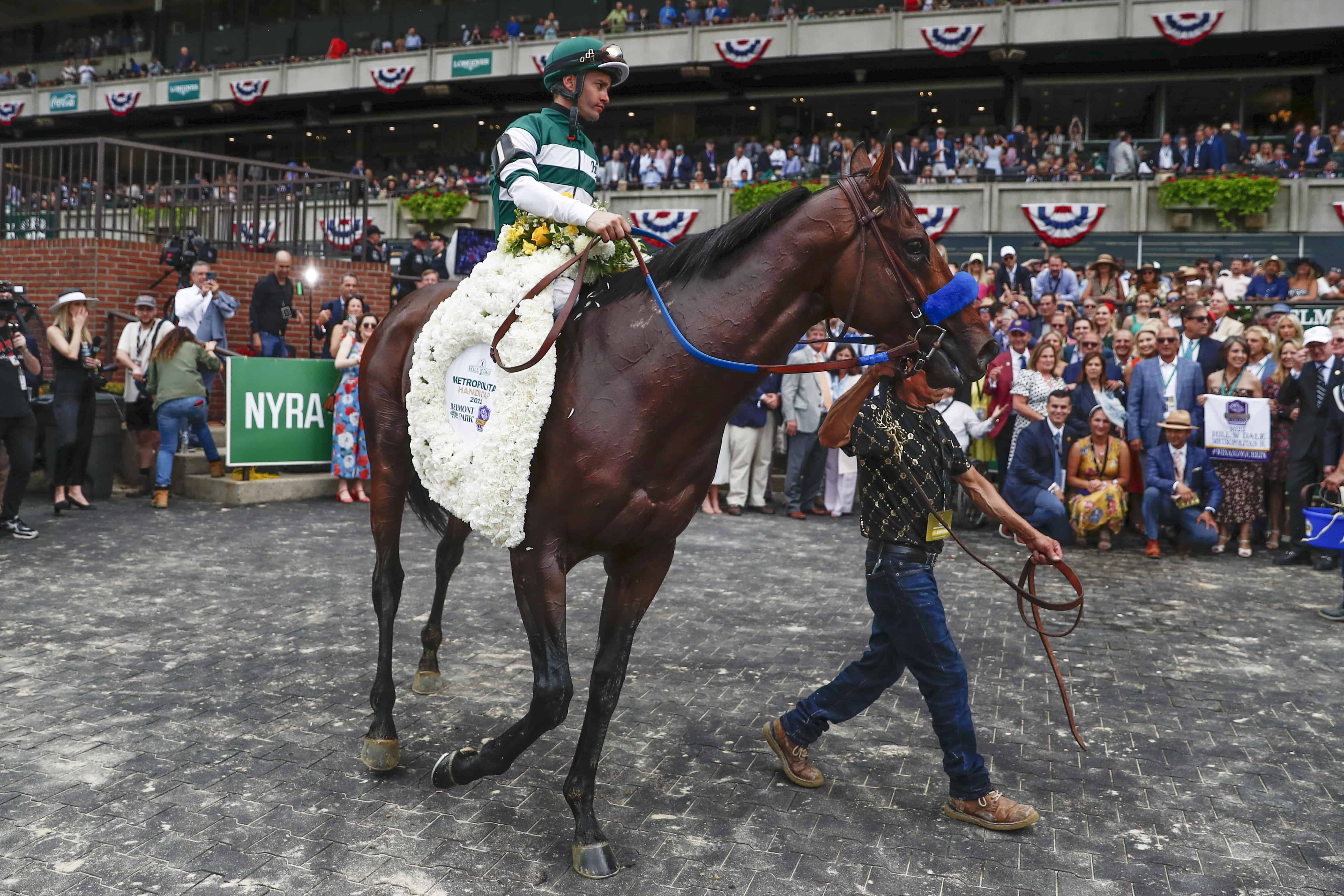 Flightline (1), con el jockey Flavien Prat arriba, es conducido al círculo de ganadores después de ganar la carrera de caballos The Hill 'N' Dale Metropolitan antes de la carrera número 154 de la carrera de caballos Belmont Stakes, el sábado 11 de junio de 2022, en Belmont Park en Elmont, Nueva York. 