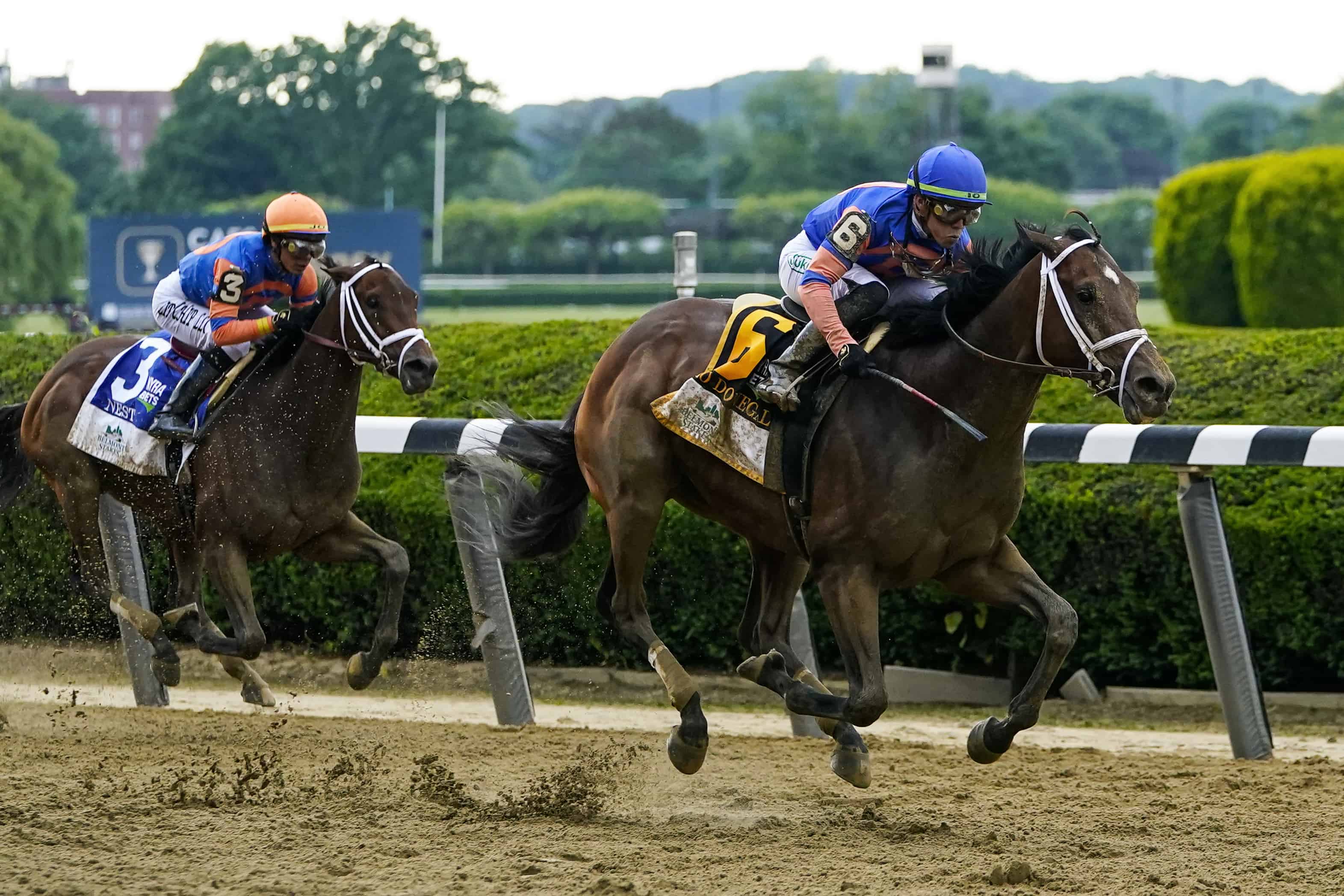 Mo Donegal (6), con el jinete Irad Ortiz Jr., se aleja de Nest (3), con José Ortiz, antes de cruzar la línea de meta para ganar la carrera número 154 de la carrera de caballos Belmont Stakes, el sábado 11 de junio de 2022 a las Belmont Park en Elmont, Nueva York. 