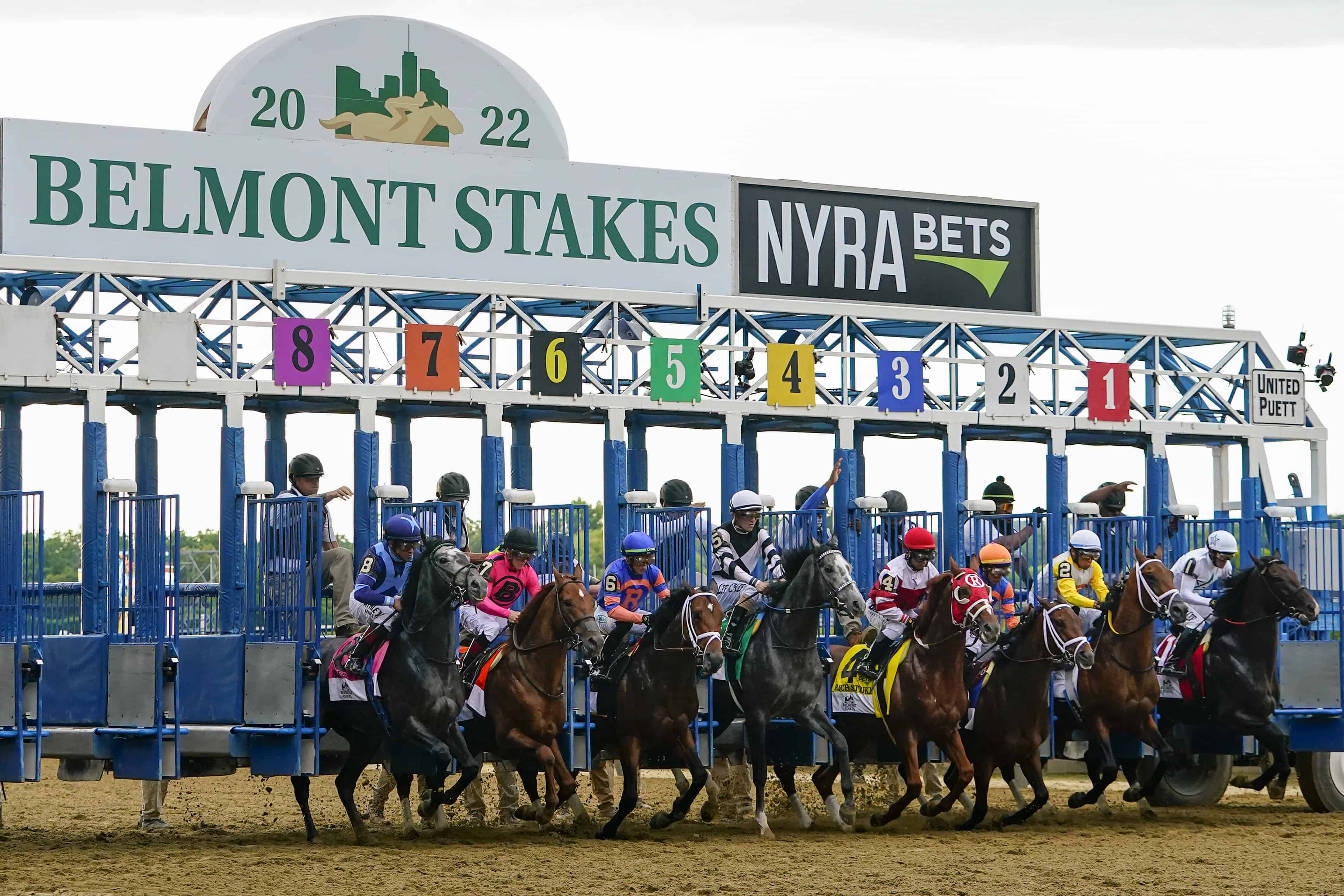 Los caballos salen de la puerta de salida durante la carrera número 154 de la carrera de caballos Belmont Stakes el sábado 11 de junio de 2022 en Belmont Park en Elmont, N.Y. Mo Donegal (6), con el jockey Irad Ortiz Jr., ganó la carrera. 