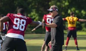 Commanders multan a coordinador defensivo Jack Del Rio