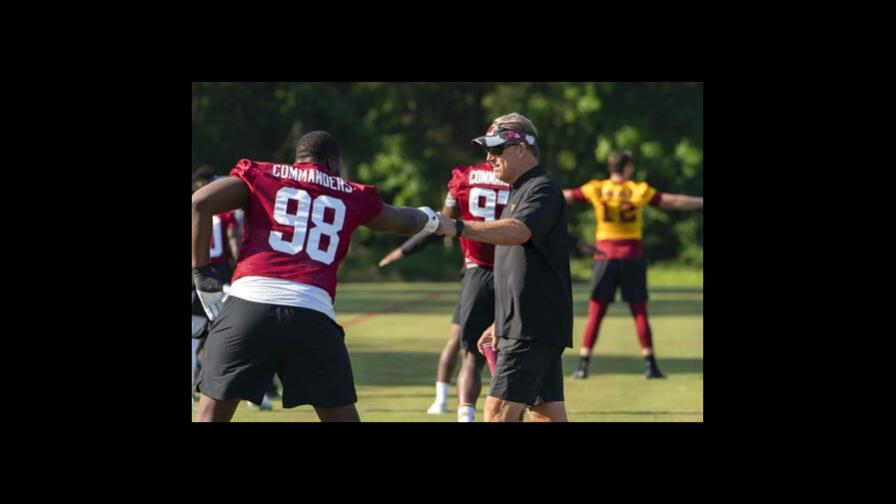 Commanders multan a coordinador defensivo Jack Del Rio