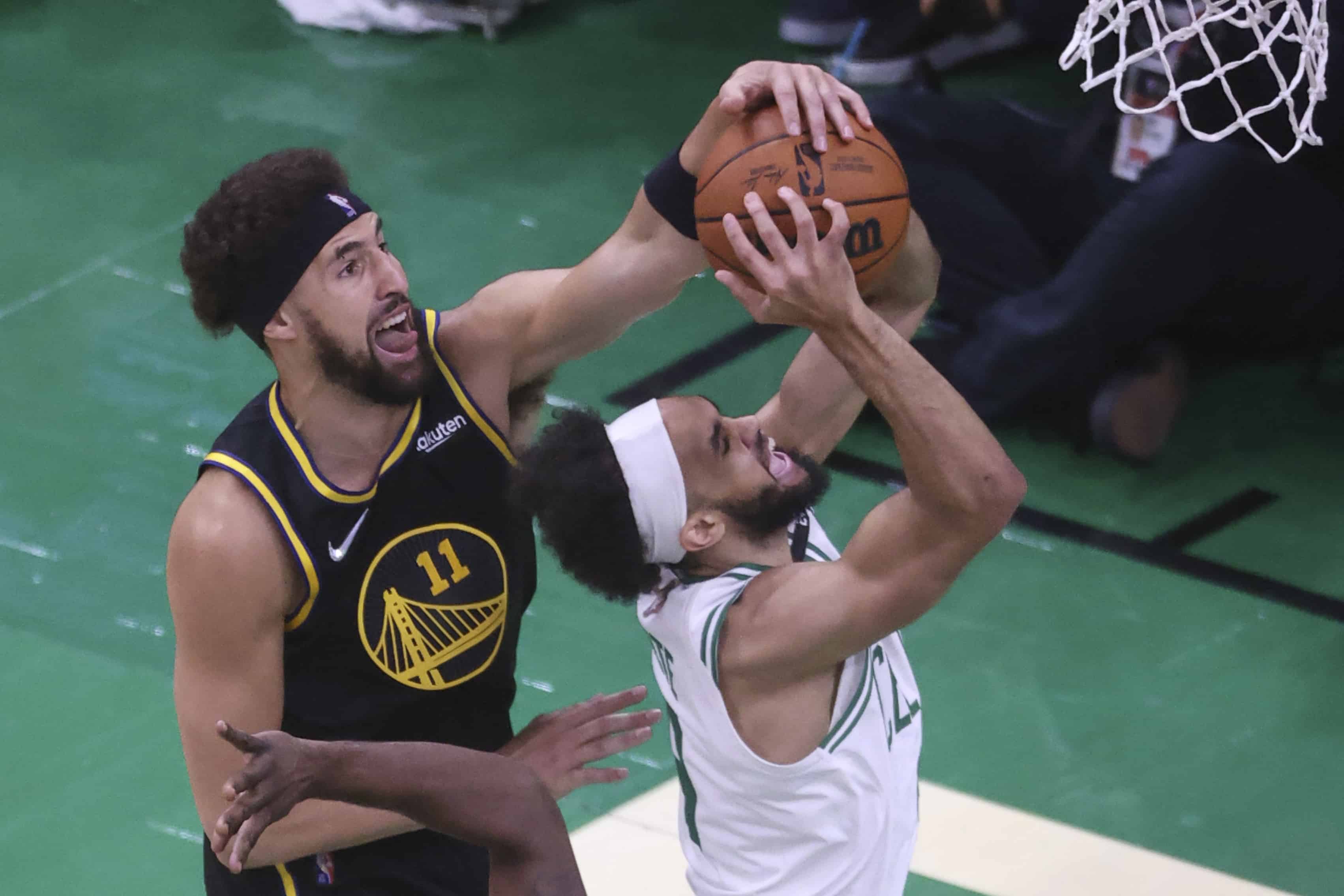 Klay Thompson, de 11 años, de los Golden State Warriors, comete una falta contra Derrick White, de 9, de los Boston Celtics, durante el primer cuarto del Juego 4 de las Finales de la NBA de baloncesto, en Boston, Massachusetts, el viernes 10 de junio de 2022.