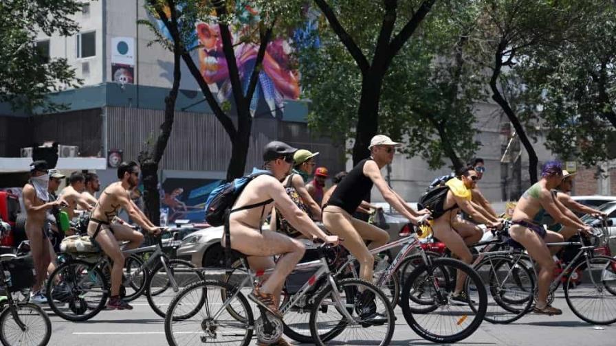 Cientos de ciclistas ruedan desnudos en Ciudad de México por seguridad vial
