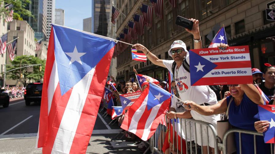 La alegría de los puertorriqueños inunda la Quinta Avenida de Nueva York La alegría de los puertorriqueños inunda la Quinta Avenida de Nueva York