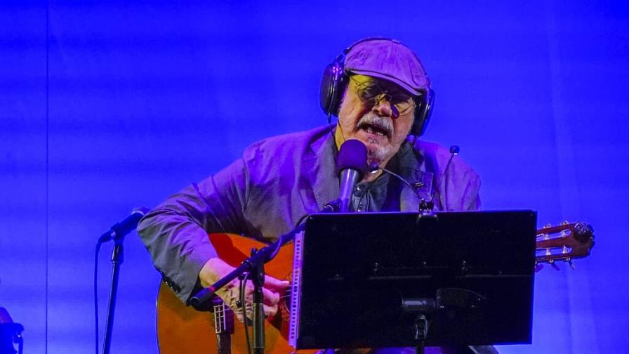 Silvio Rodríguez conquista Zócalo de México, pese a lluvia