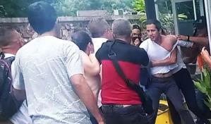 Juan Guaidó recibe empujones e insultos durante visita al oeste de Venezuela