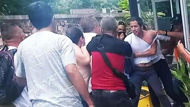 Juan Guaidó recibe empujones e insultos durante visita al oeste de Venezuela