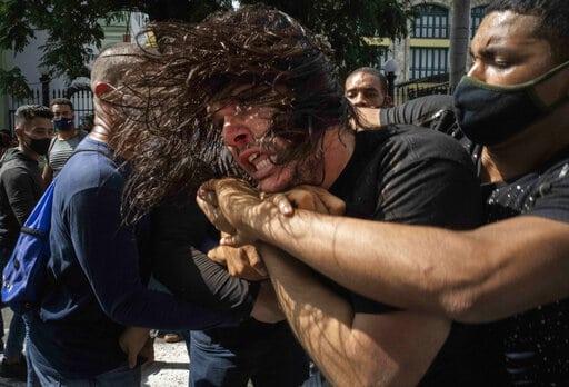 Fiscalía cubana reporta casi 400 condenados por protestas de 2021