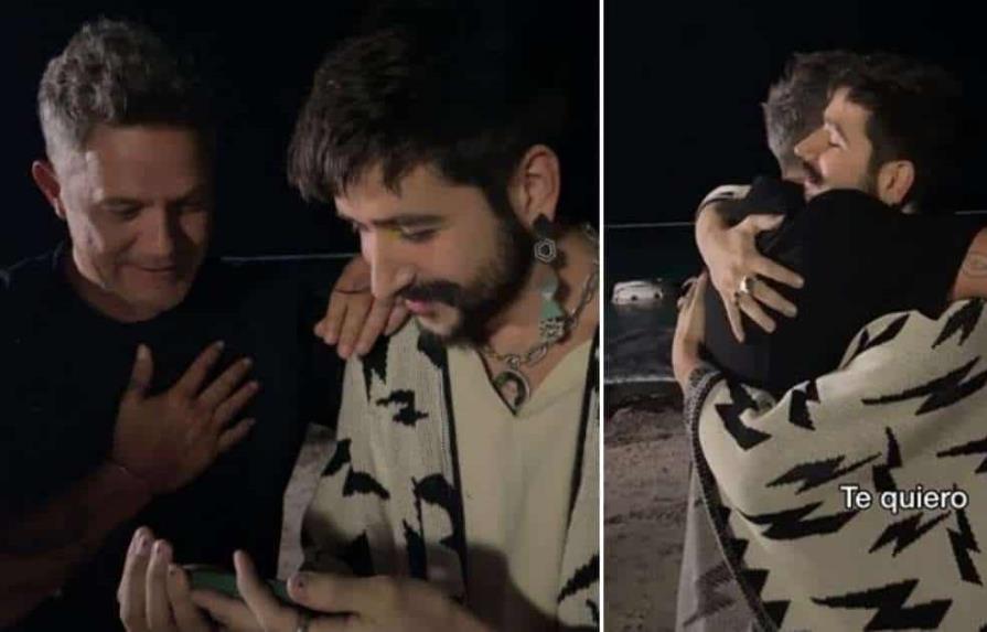 Camilo le enseña a Alejandro Sanz su video cantando Corazón Partío con 13 años, y así reacciona
