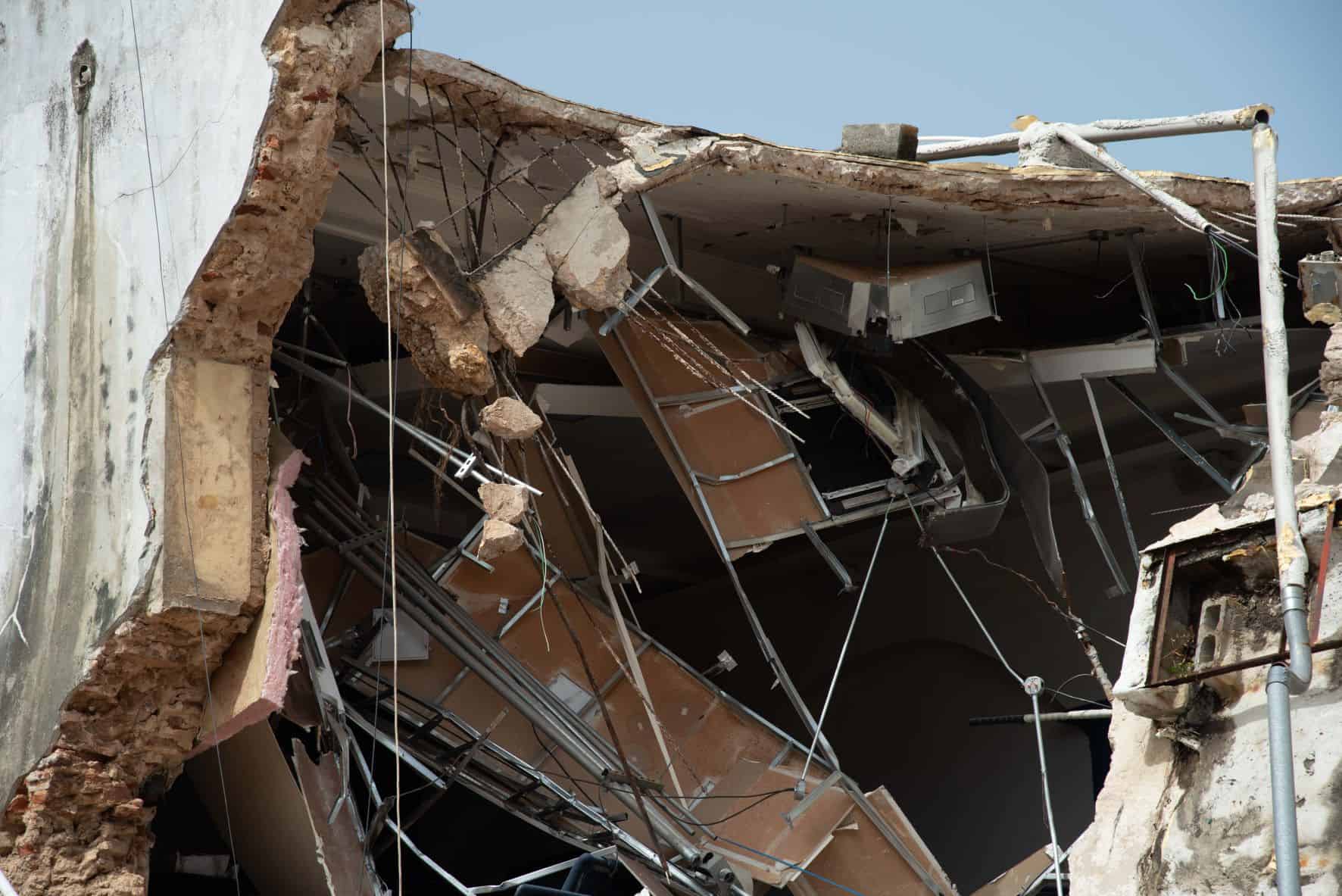 La edificiación solo fue afectada en una parte, las demás partes están intactas.