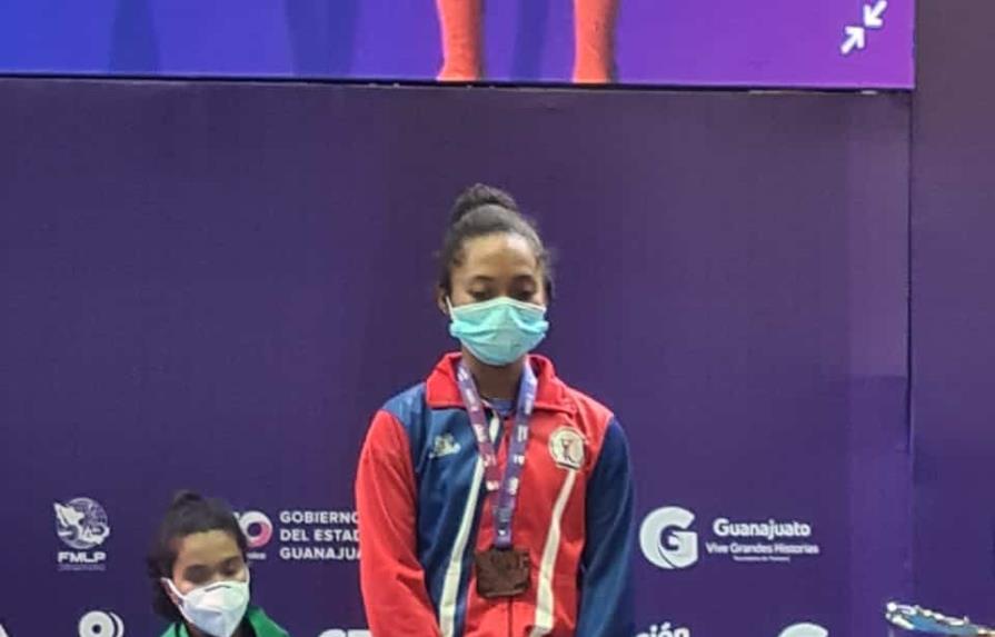 Rosailiz Santana, primera dominicana en ganar medalla en Mundial de Pesas sub-17