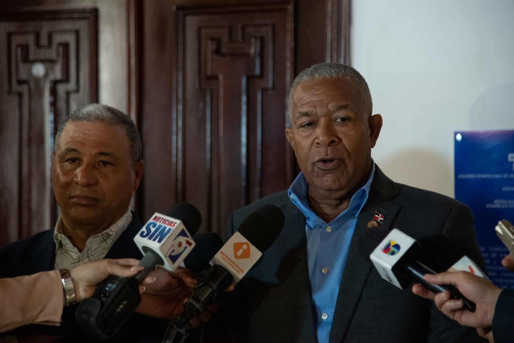 Dolores Núñez, presidente del Codia habla a la prensa.