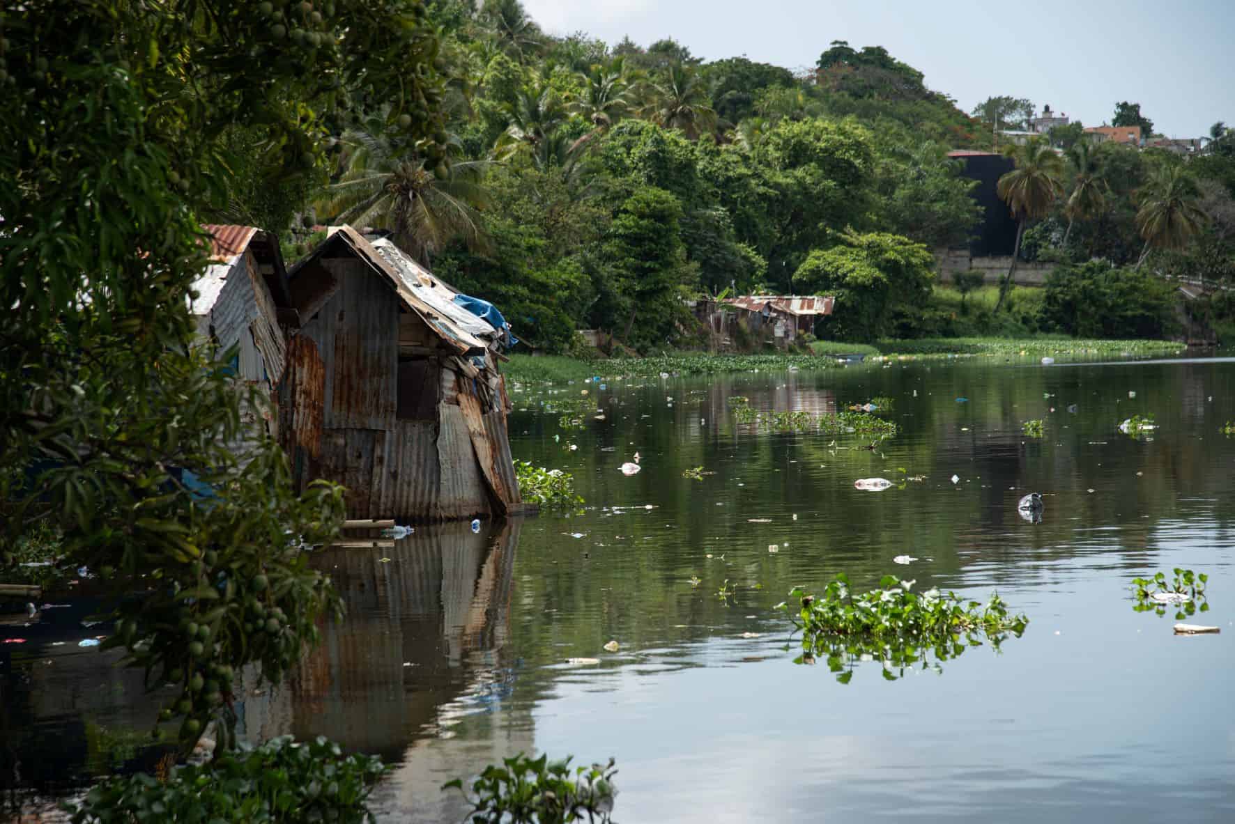 Casa dentro del río