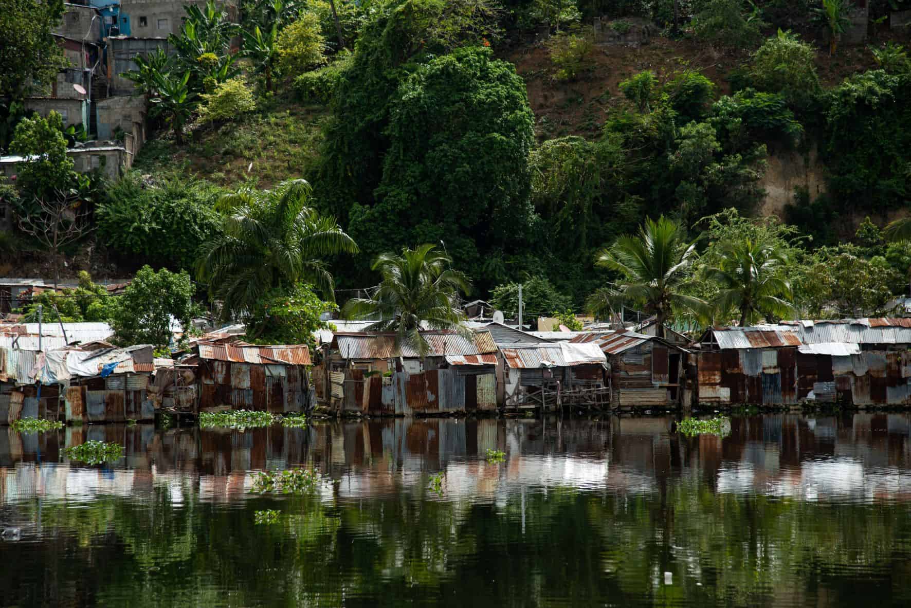 Familias viven dentro del río Ozama